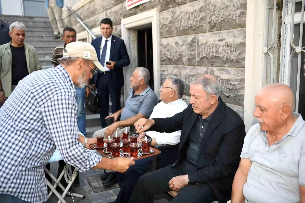 Kayseri Büyükşehir Belediye Başkanı Dr. Memduh Büyükkılıç, TBMM Milli Savunma Komisyonu Başkanı, AK Parti Kayseri Milletvekili Hulusi Akar ile İldem Cumhuriyet Mahallesi\'nde buluştu