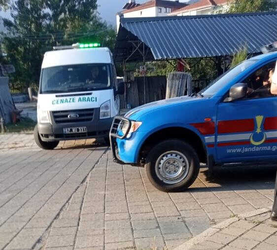 Anne ve anneannesini baltayla öldüren genç kadın, sağlık kontrolünde de parmağını koparıp yuttu Anne ve anneannesini baltayla öldüren genç kadın, sağlık kontrolünde de parmağını koparıp yuttu