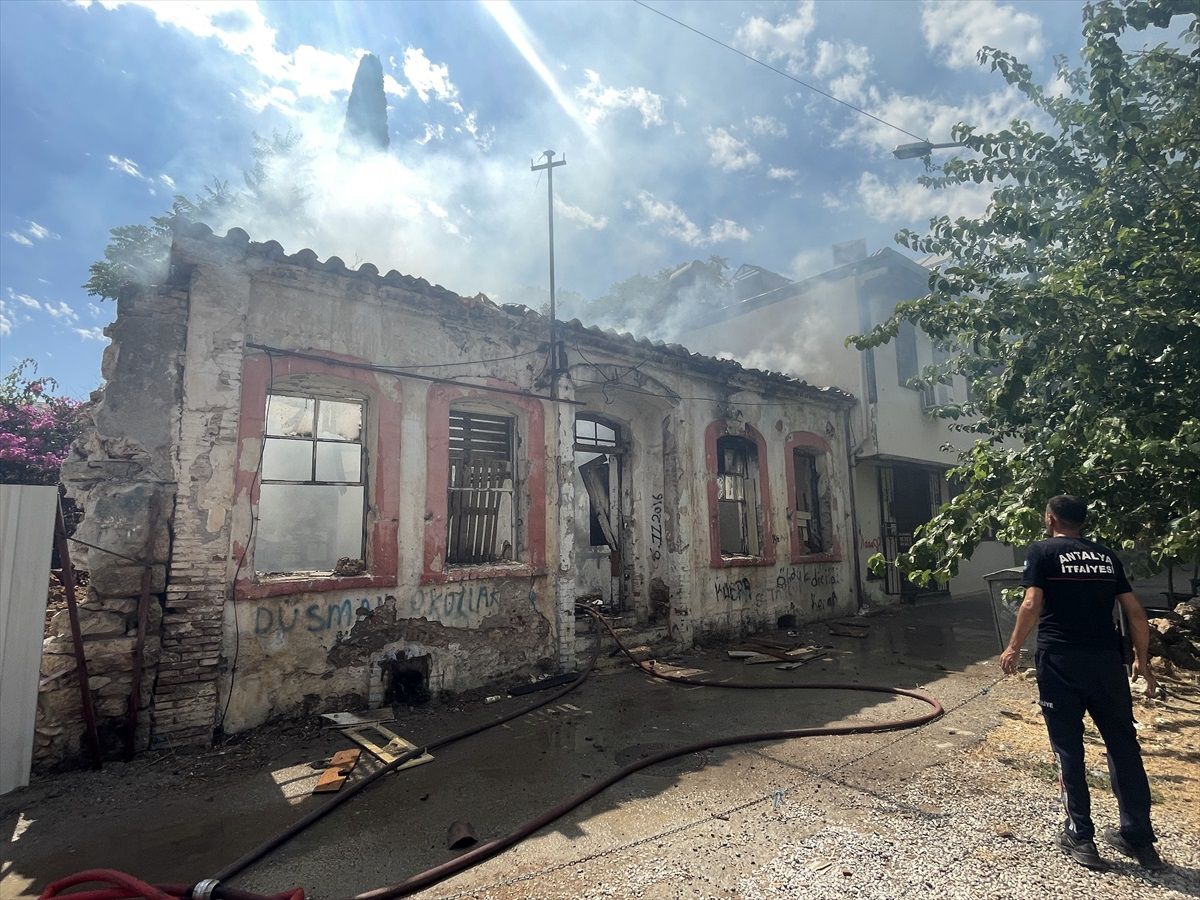 Antalya\'da tarihi metruk evde çıkan yangın söndürüldü