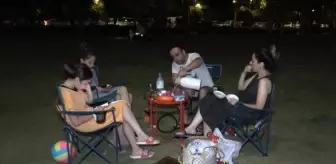 Antalya'da Sıcak Havadan Bunalanlar Konyaaltı Sahili'nde Serinliyor