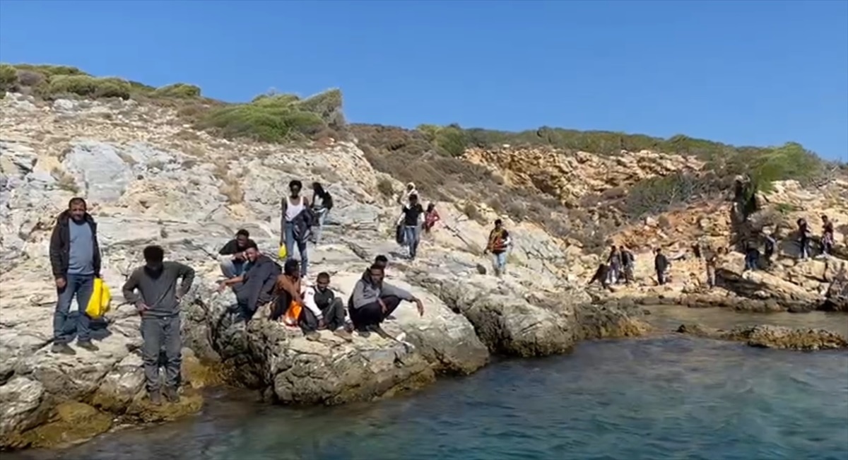 Aydın\'ın Kuşadası ilçesinde 30 düzensiz göçmen kurtarıldı