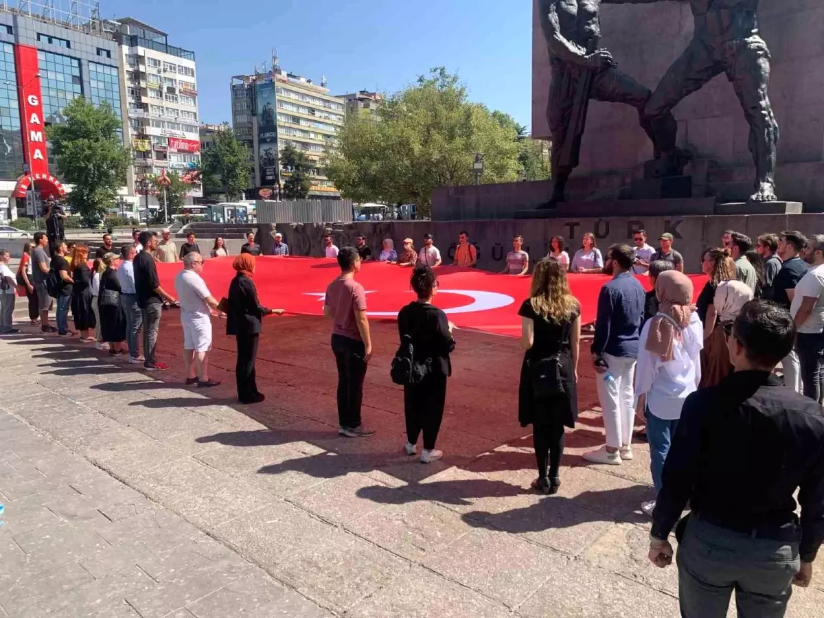 Başkent\'te şehitler için saygı duruşu