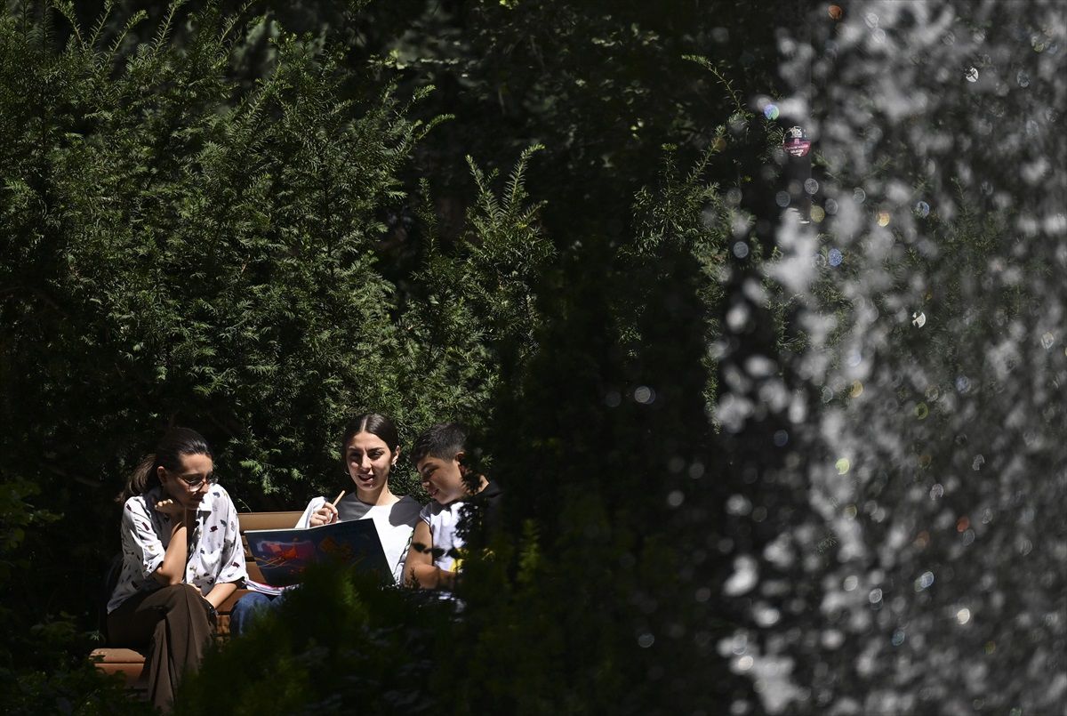 Ankara\'da Aşırı Sıcak Hava Nedeniyle Cadde ve Sokaklar Boş Kaldı