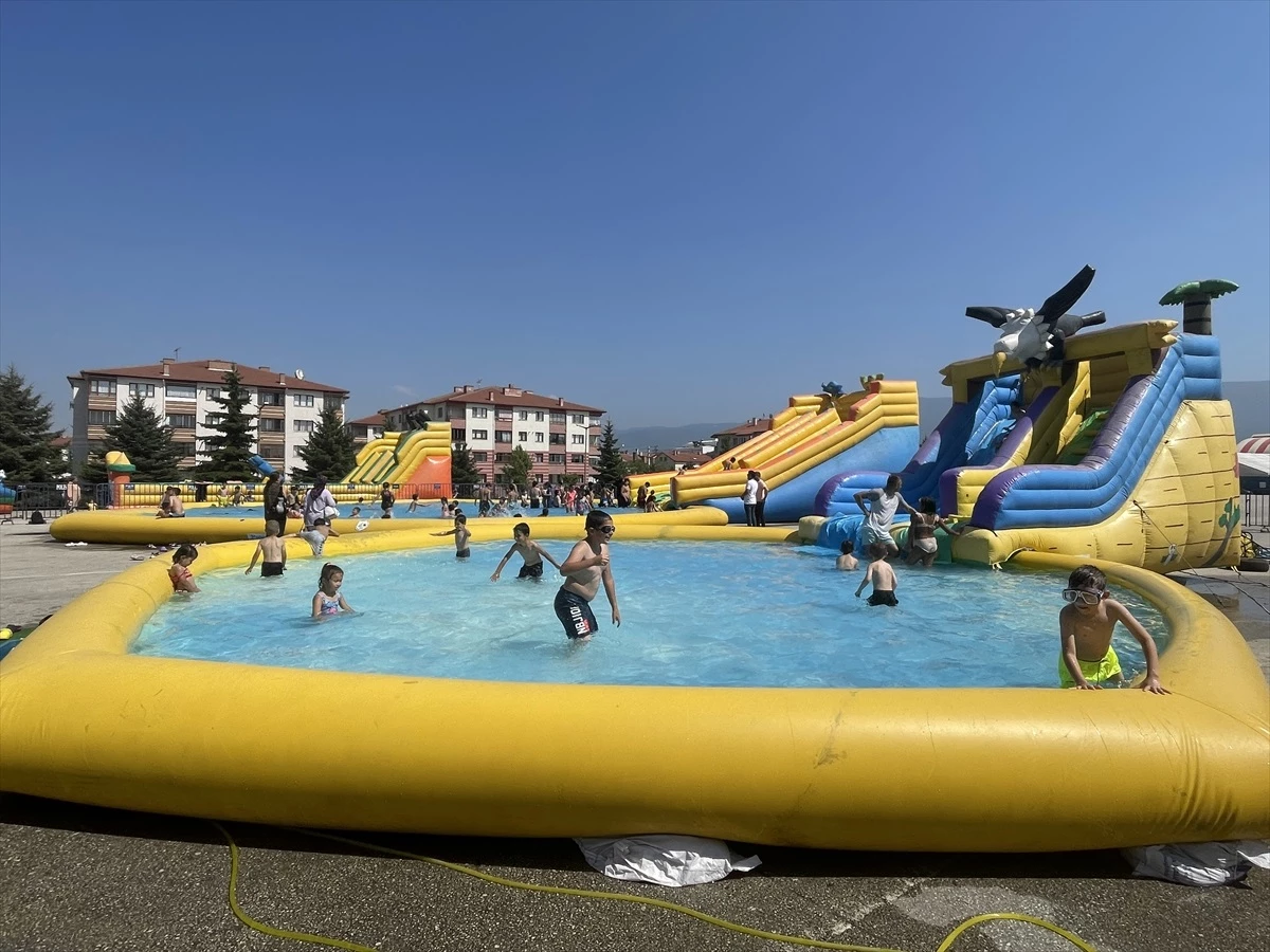 Bolu\'da Sıcaktan Bunalan Çocuklar Aquaparkta Serinledi
