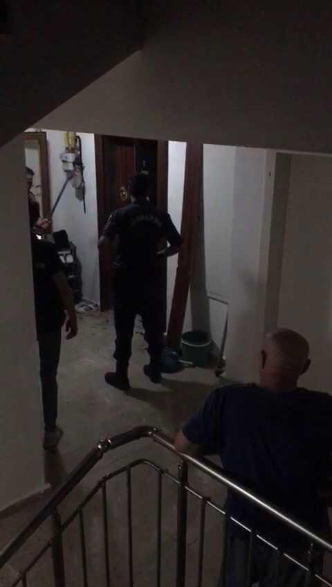 Cinnet getiren genç kadın, anne ve anneannesini baltayla doğrayıp sokağa attı