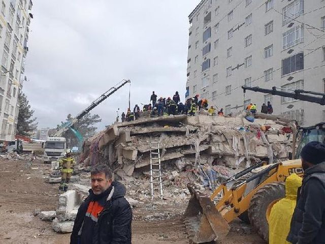 Depremde 137 kişiye mezar olan iki bina ruhsatsız ve kaçak çıktı Depremde 137 kişiye mezar olan iki bina ruhsatsız ve kaçak çıktı