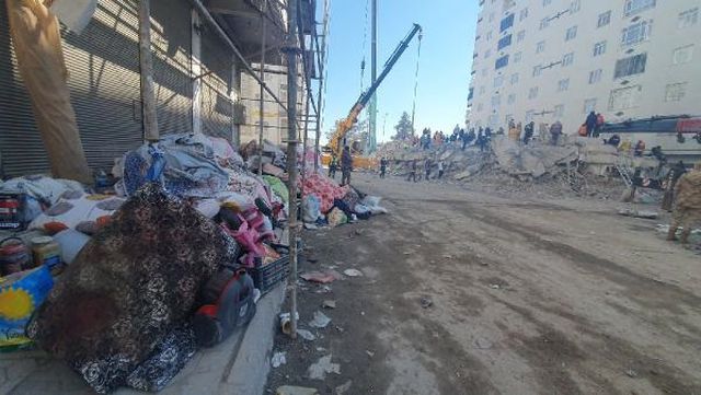Depremde 137 kişiye mezar olan iki bina ruhsatsız ve kaçak çıktı Depremde 137 kişiye mezar olan iki bina ruhsatsız ve kaçak çıktı