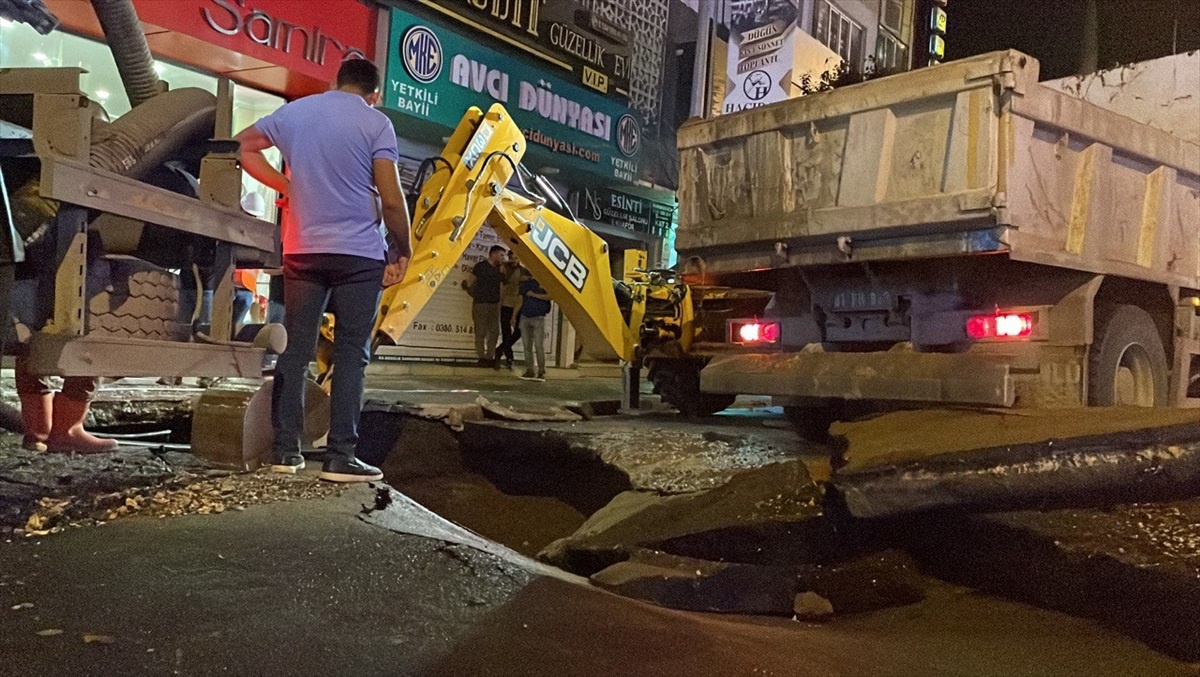 Düzce\'de İçme Suyu Hattı Patladı, Cadde Trafiğe Kapatıldı