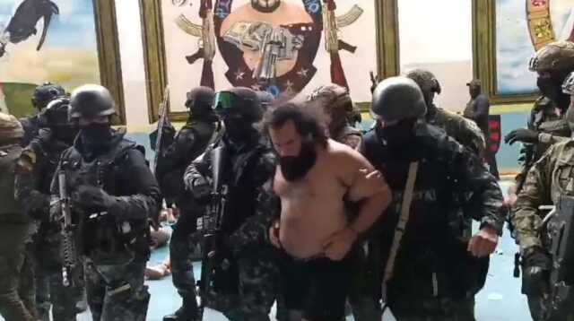 Ekvador'da cezaevinde tutulan 'Fito' lakaplı çete lideri, 4 bin polis ve askerle nakledildi Ekvador'da cezaevinde tutulan 'Fito' lakaplı çete lideri, 4 bin polis ve askerle nakledildi