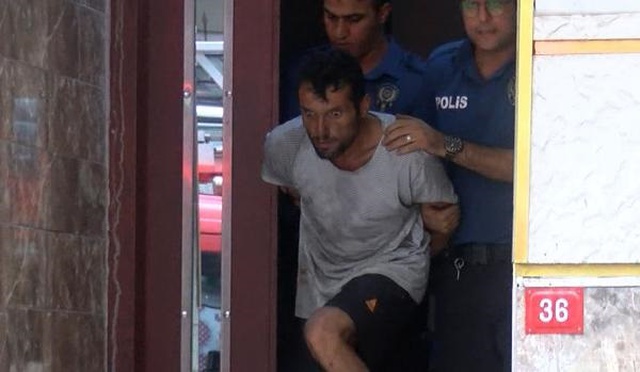 Eş ve çocuklarının olduğu evi ateşe veren kişi polis tarafından çıkarıldı