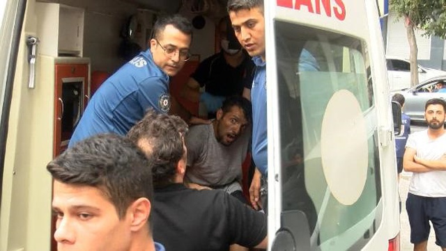 Eş ve çocuklarının olduğu evi ateşe veren kişi polis tarafından çıkarıldı