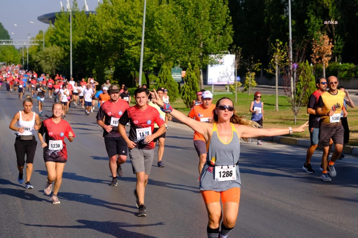 Ulusal ve Uluslararası Sporcuların Katıldığı 4. Uluslararası Eskişehir Yarı Maratonu Heyecanı