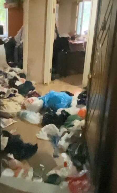 Gaziosmanpaşa'da Bir Kadının Evinden 5 Ton Çöp Çıktı Gaziosmanpaşa'da Bir Kadının Evinden 5 Ton Çöp Çıktı