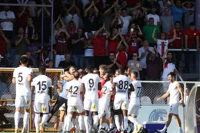Geçen sezon Süper Lig'delerdi! Ümraniyespor'dan 1. Lig'e tatsız başlangıç Geçen sezon Süper Lig'delerdi! Ümraniyespor'dan 1. Lig'e tatsız başlangıç