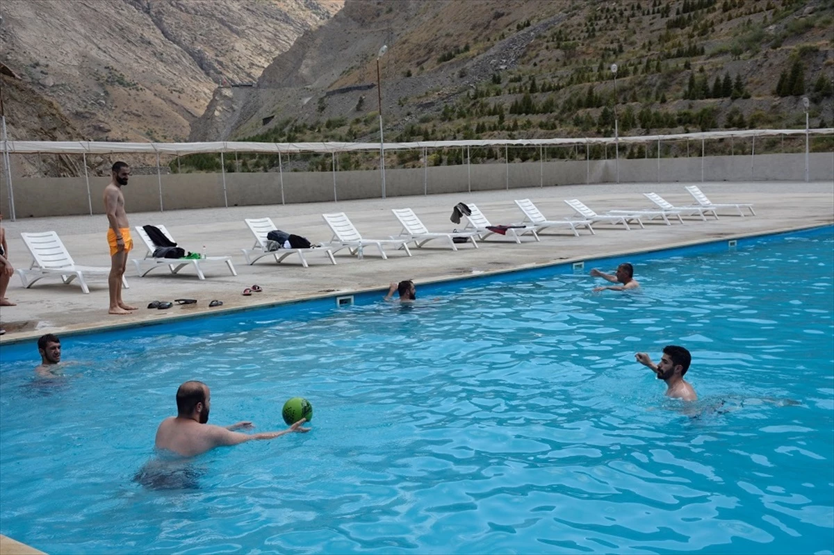 Hakkari\'de Vatandaşlar Sümbül Dağı\'ndaki Yarı Olimpik Havuzu Tercih Ediyor