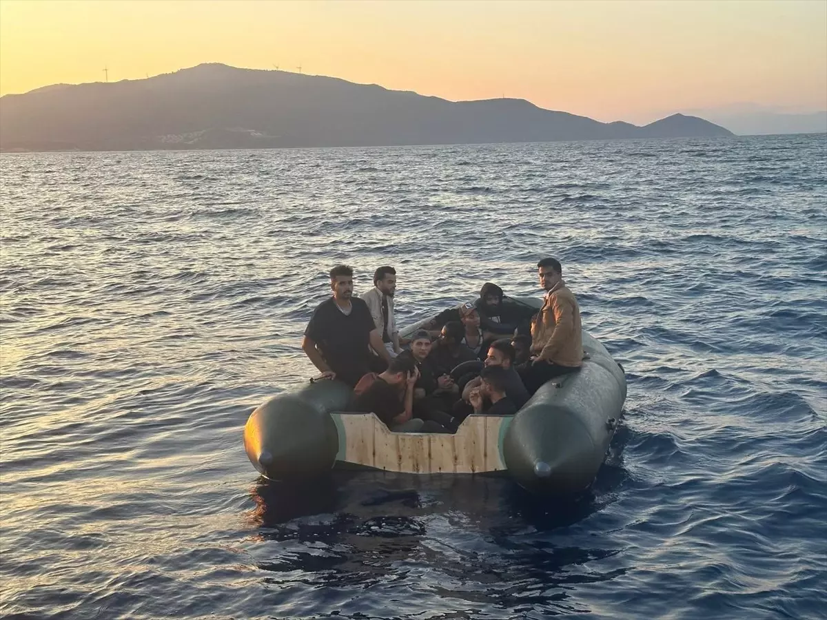 İzmir Açıklarında Yunanistan Unsurları Tarafından Türk Kara Sularına İtildi