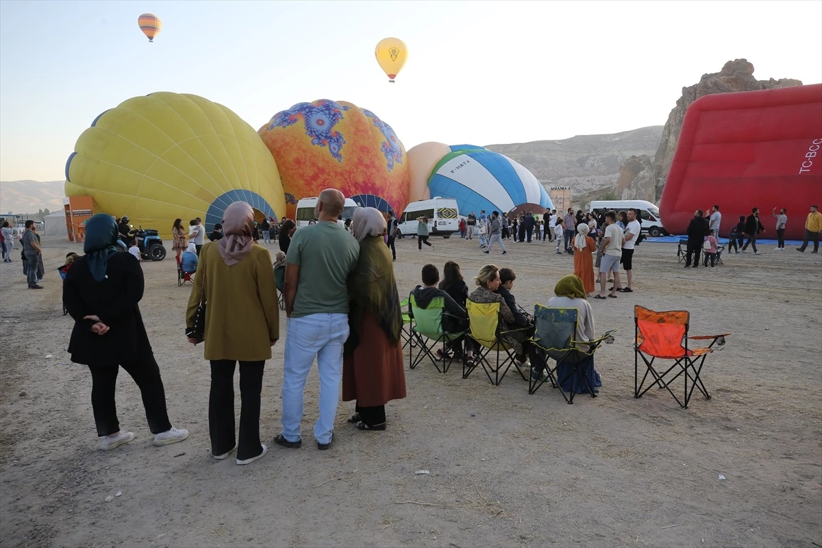 Kapadokya Balon ve Kültür Yolu Festivali\'nde Figürlü Sıcak Hava Balonları Süzüldü