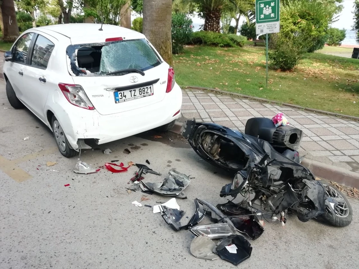 Karamürsel\'de park halindeki otomobile çarpan motosikletin sürücüsü yaralandı