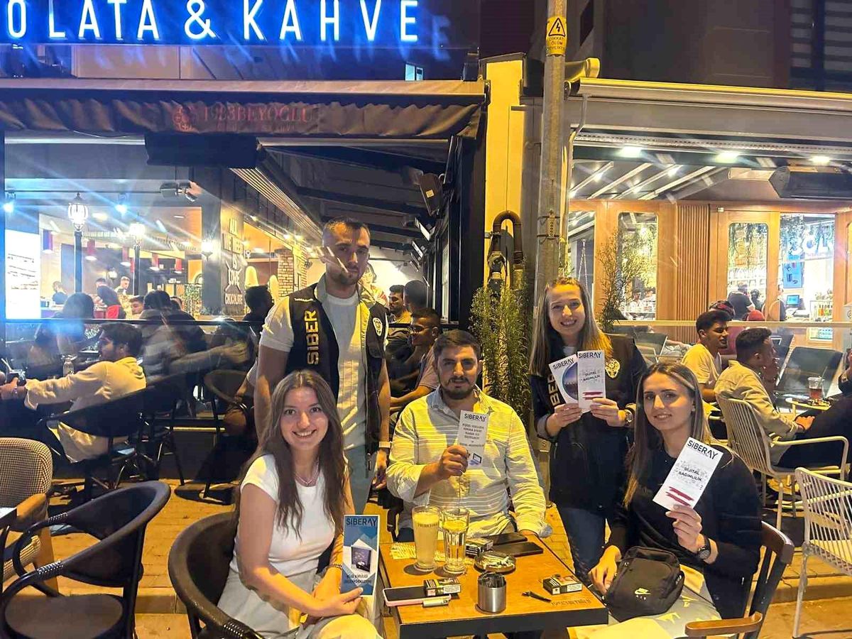 Kütahya Siber Suçlarla Mücadele Şube Müdürlüğü, 2 bin 500 vatandaşı bilinçli ve güvenli internet kullanımı konusunda bilgilendirdi