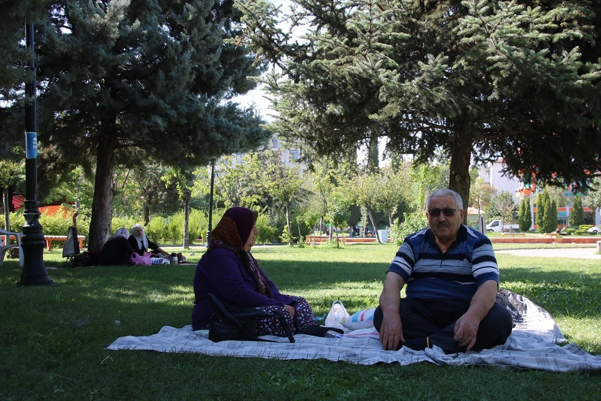 Malatya\'da deprem sonrası vatandaşlar parklarda kaldı