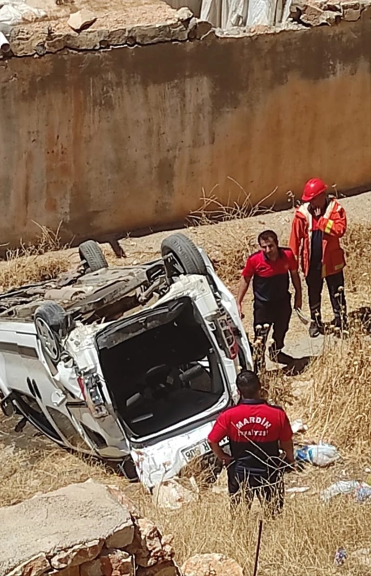 Mardin\'de hafif ticari araç devrildi: 10 yaralı