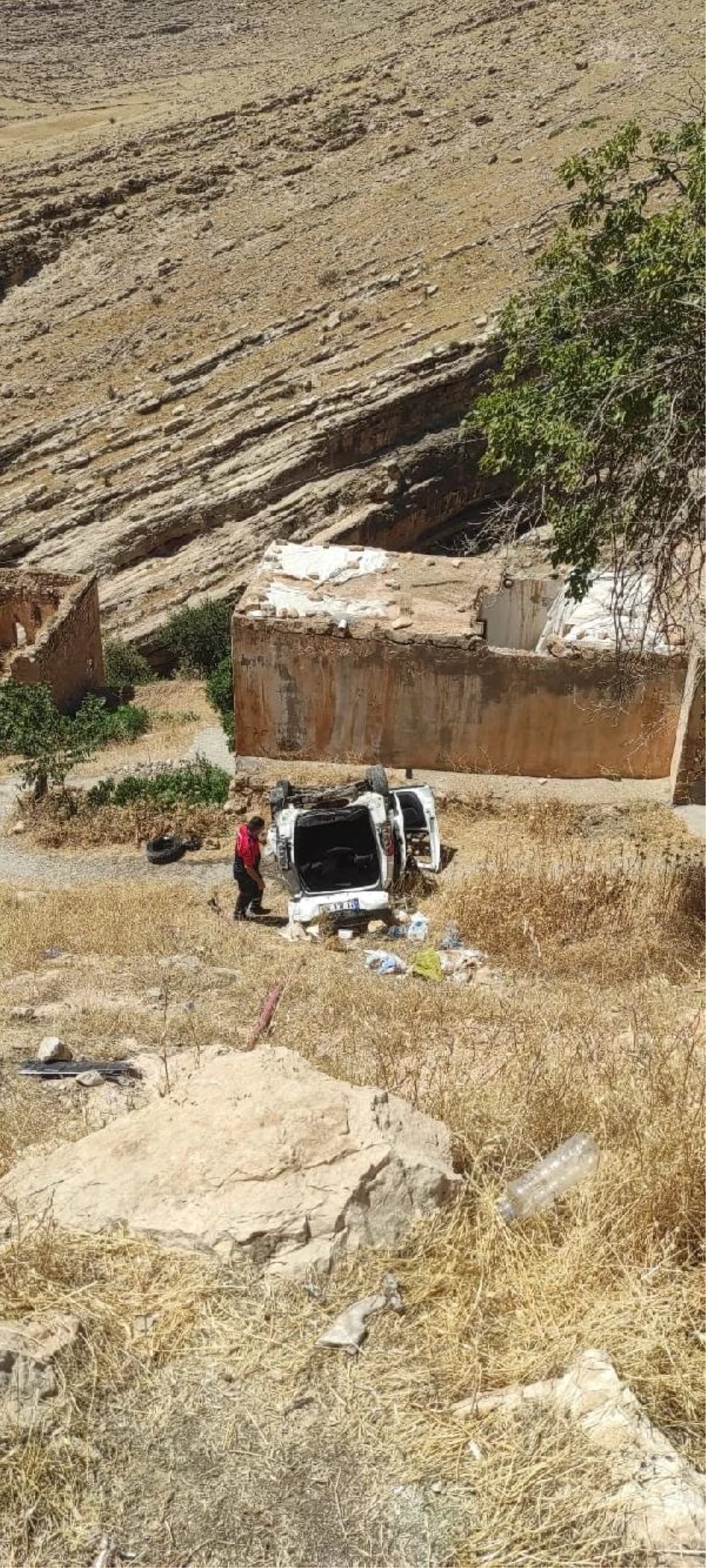 Mardin\'de Piknik Yapanları Taşıyan Araç Şarampole Devrildi: 10 Yaralı