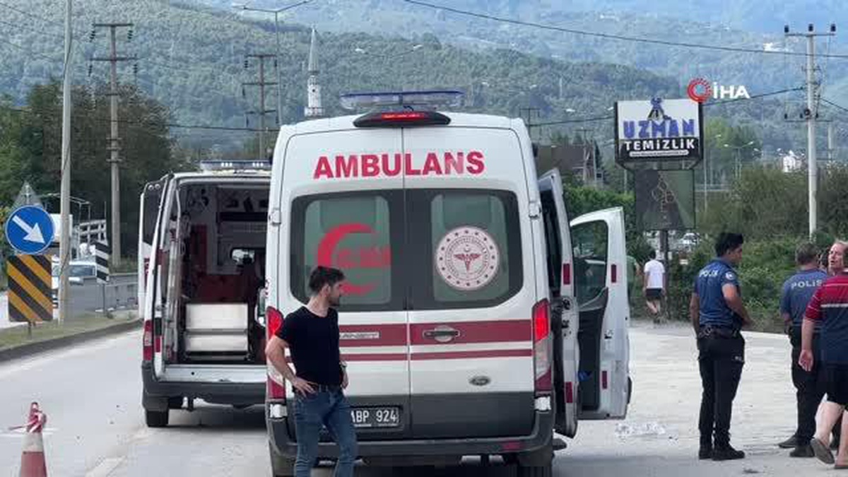 Düzce\'de Motosiklet ve Patpatın Karıştığı Kaza: 1\'i Ağır 3 Kişi Yaralandı
