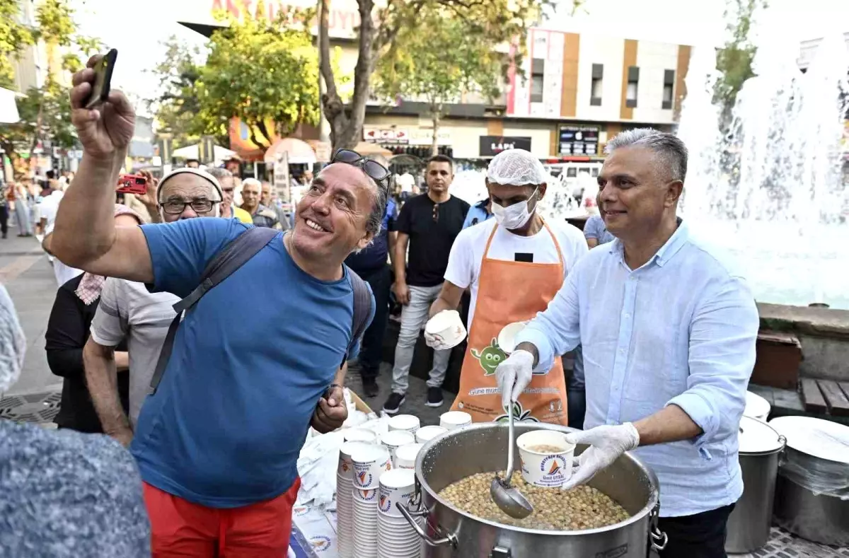 Muratpaşa Belediyesi Kazım Özalp Caddesi\'nde 3 Bin Kişiye Aşure Dağıttı