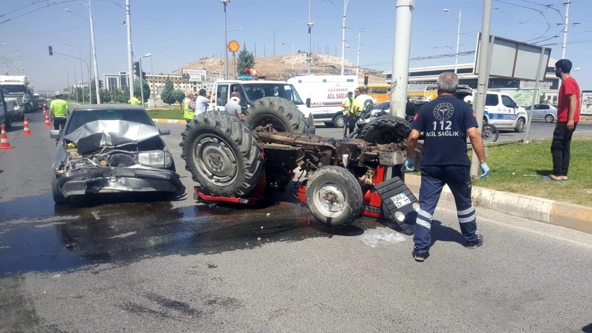 Malatya\'da otomobil ile traktörün karıştığı kazada 2 kişi yaralandı