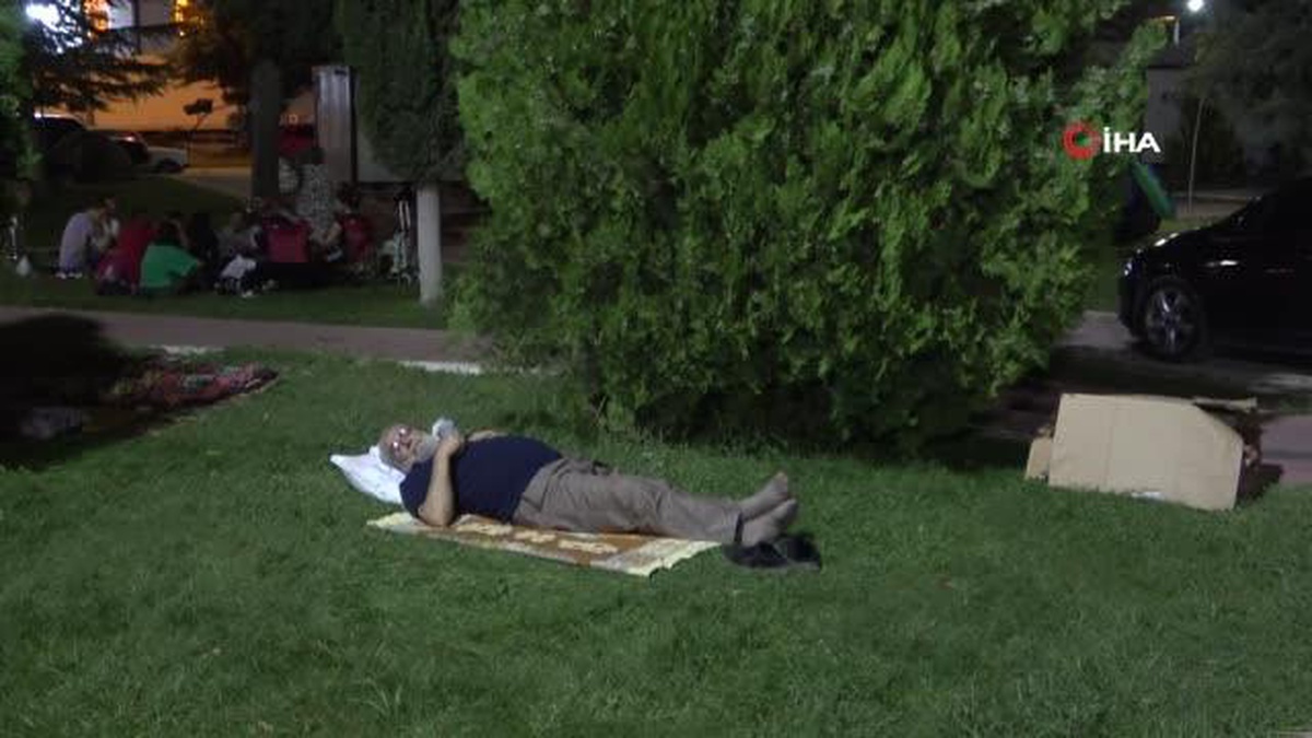 Malatya\'da yaşanan depremler sonrası vatandaşlar evlerine girmeye korkuyor