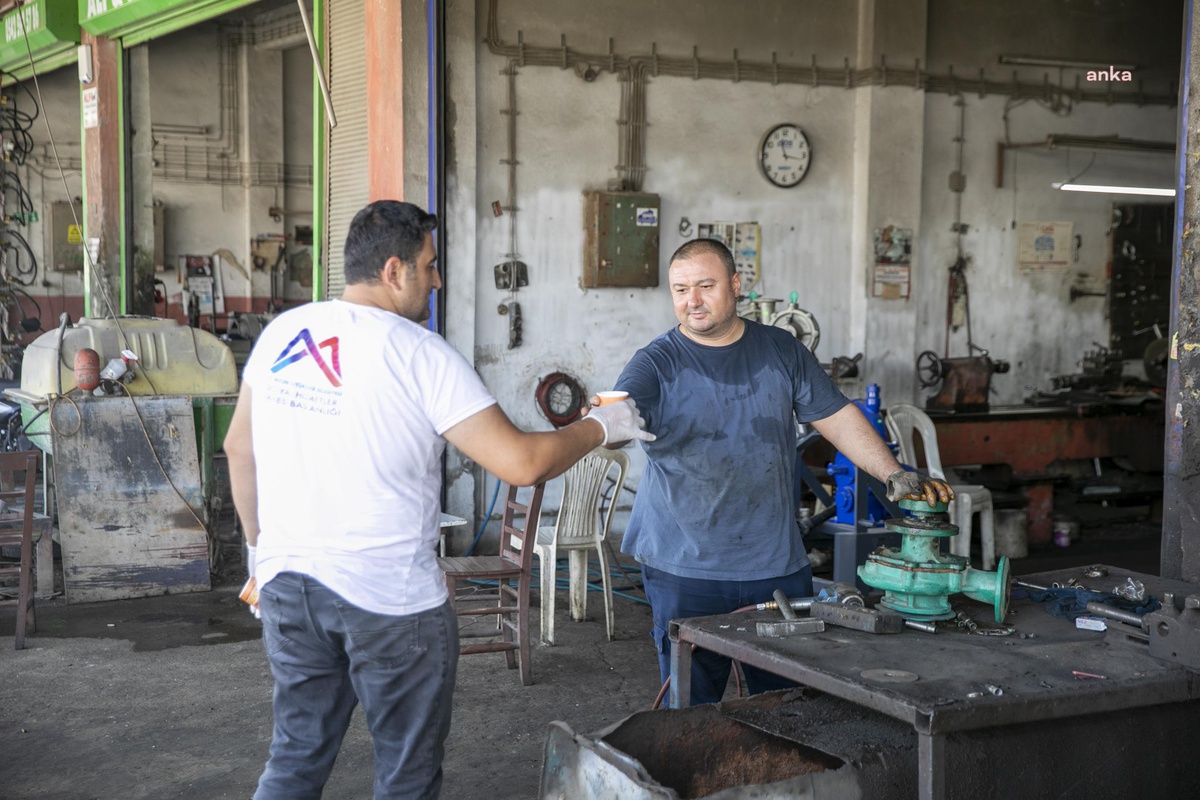 Mersin Büyükşehir Belediyesi, Tarsus Sanayi Sitesi\'nde çalışan emekçilere limonata ikramında bulundu