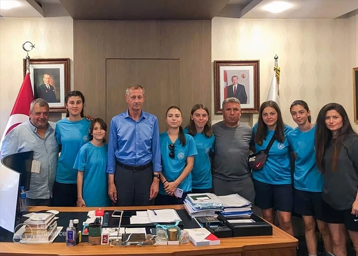 Tekirdağ Gençlikspor U-17 Kadın Futbol Takımı Başarıları İçin Belediye Başkanı\'na Teşekkür Etti