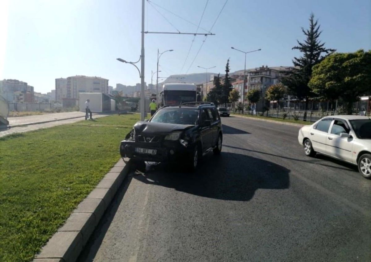Malatya\'da Trambüs ile Otomobil Çarpıştı: 2 Kişi Yaralandı
