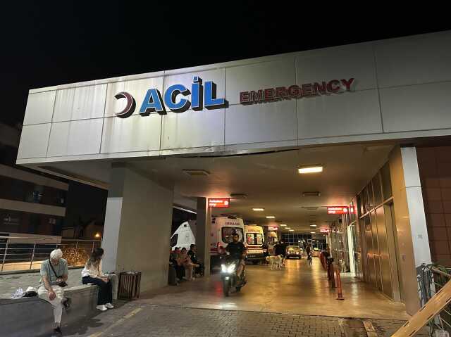Uyuşturucu etkisindeki genç 'Beni uzaylılara öldürtecek' diyerek annesine satırla saldırdı Uyuşturucu etkisindeki genç 'Beni uzaylılara öldürtecek' diyerek annesine satırla saldırdı