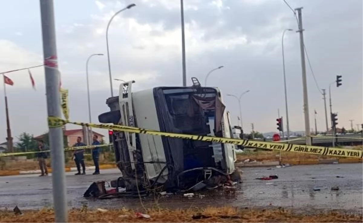 Afyonkarahisar\'ın Emirdağ ilçesinde midibüs ile kamyonet çarpışması: 33 yaralı