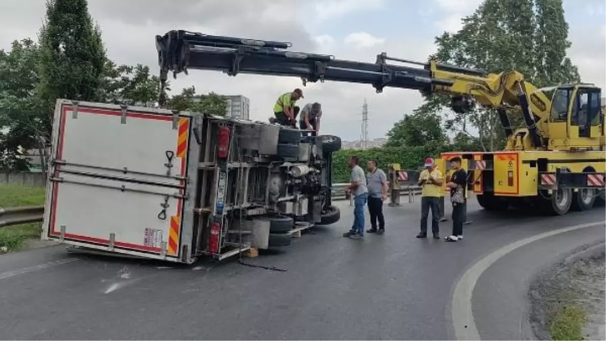 Bahçelievler\'de kamyonet devrildi, sürücü olay yerinden kaçtı