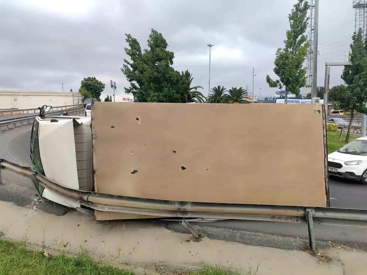 Bahçelievler\'de Kamyonet Yana Devrildi, Sürücü Kayıplara Karıştı