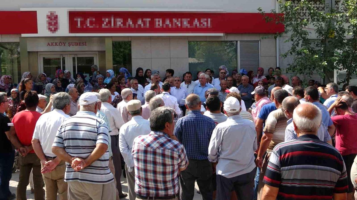 Denizli\'de Çiftçiler Banka Şubesinin Taşınmasına Tepki Gösterdi