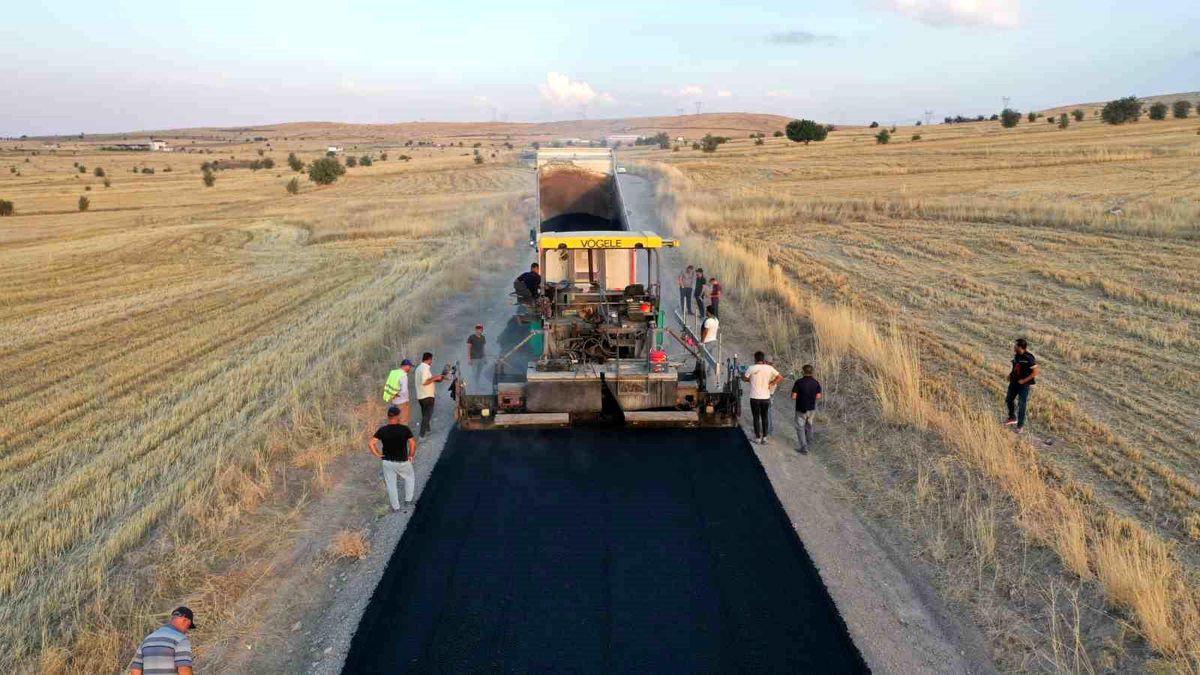 Kayseri\'de Kocasinan ilçesi Çevril-Taşhan Mahallesi arasındaki yol genişletme ve asfalt çalışmaları tamamlandı