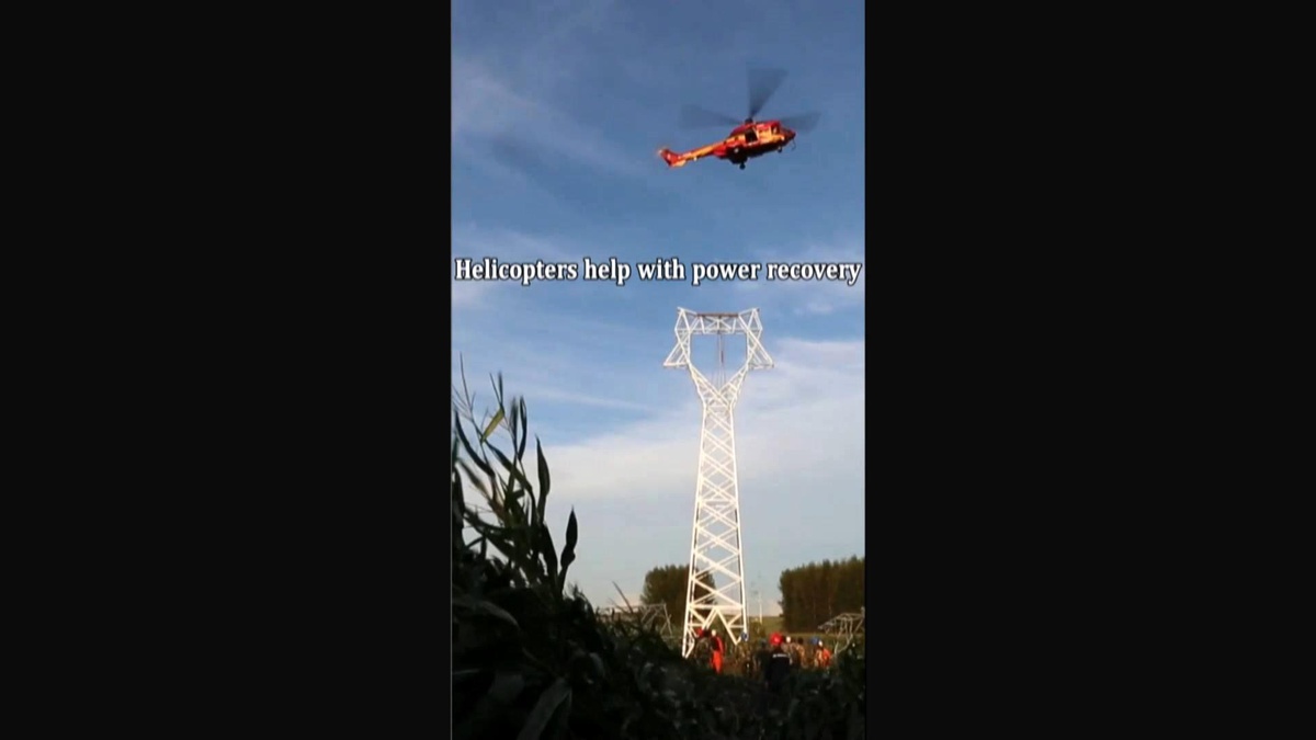Çin\'de selin vurduğu bölgelerde elektrik arızaları helikopter yardımıyla giderildi