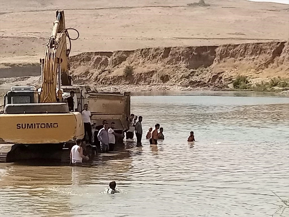 Şırnak\'ın Cizre ilçesinde hafriyat kamyonu nehre düştü, sürücü boğuldu