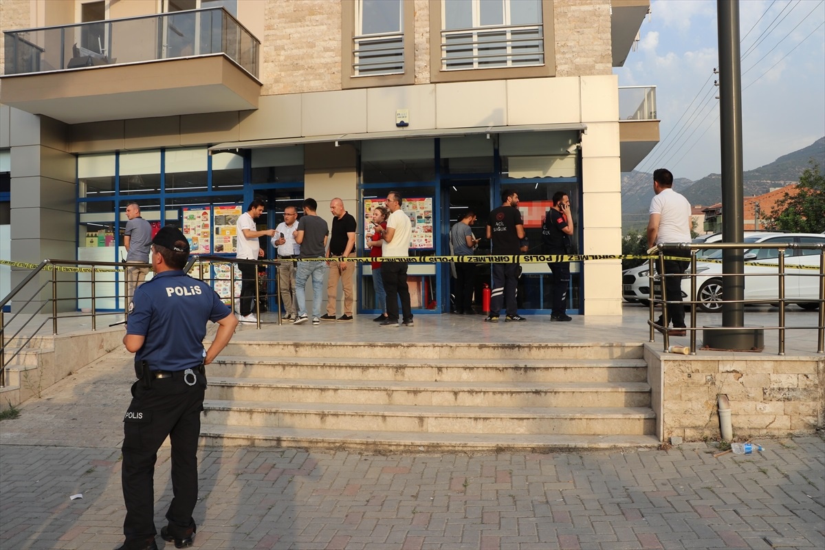 Denizli\'de Boşanma Aşamasındaki Eşiyle Tartışan Kişi, Silahla Yaraladıktan Sonra İntihar Etti