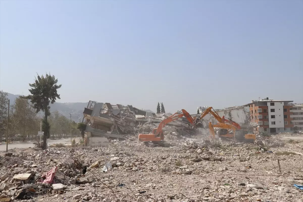 Hatay'da depremden etkilenen binalar yıkılıyor