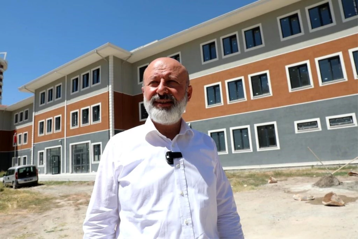 Kocasinan Belediye Başkanı Ahmet Çolakbayrakdar, Seyrani Mahallesi\'ndeki Okulu İnceledi