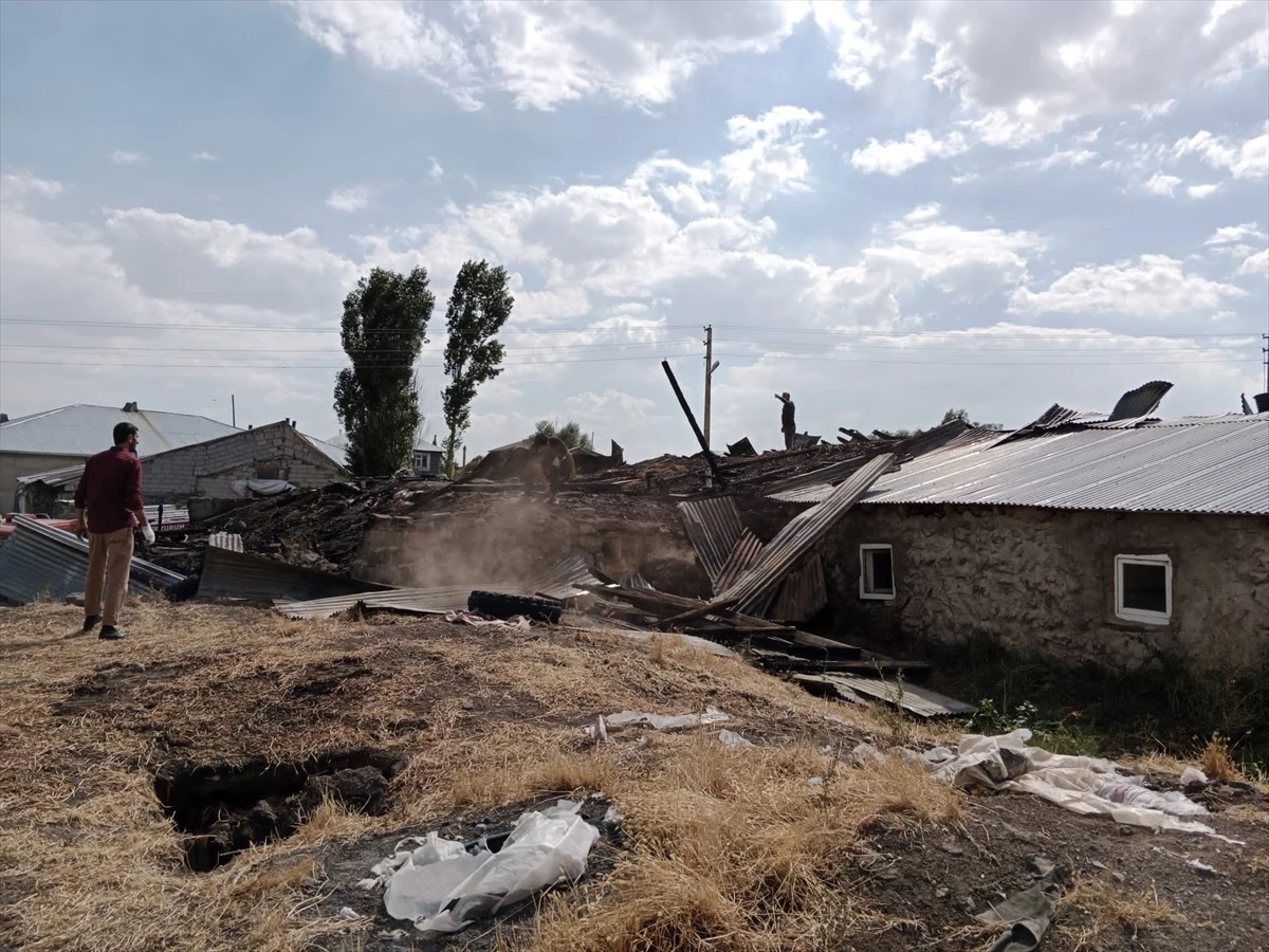 Erzurum\'da çıkan yangında 3 ev, ahır ve kiler zarar gördü, 30 ton saman yandı