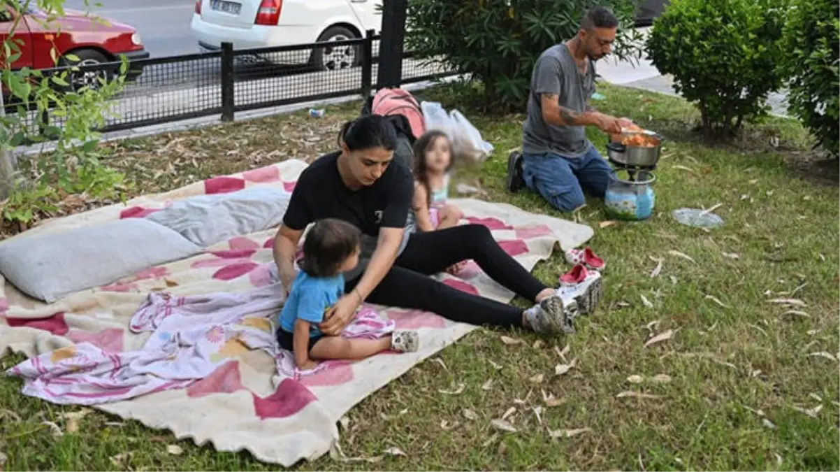 Ev sahibinin 5 katına çıkardığı kirayı ödeyemeyen 2 çocuklu aile parkta yaşamaya başladı