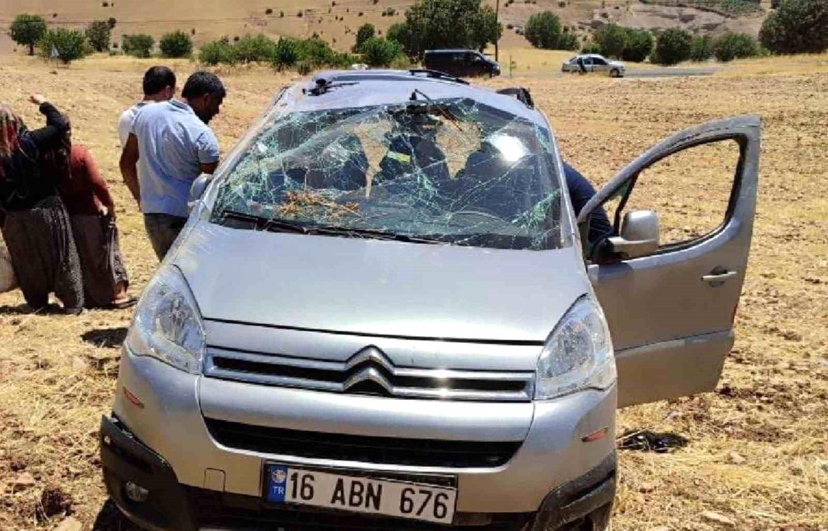 Adıyaman Kahta ilçesinde araç tarlaya uçtu, 2 kişi yaralandı