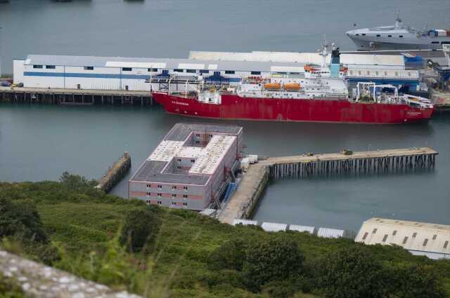 İngiltere'nin sığınmacılar için hazırladığı gemide kötü şartlar