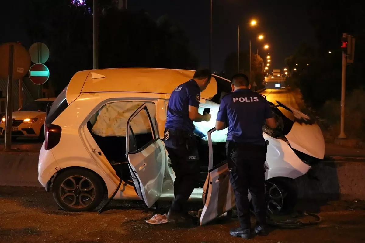 Bornova\'da Otomobil Refüje Çarptı ve Alev Aldı: 2 Kişi Ağır Yaralandı