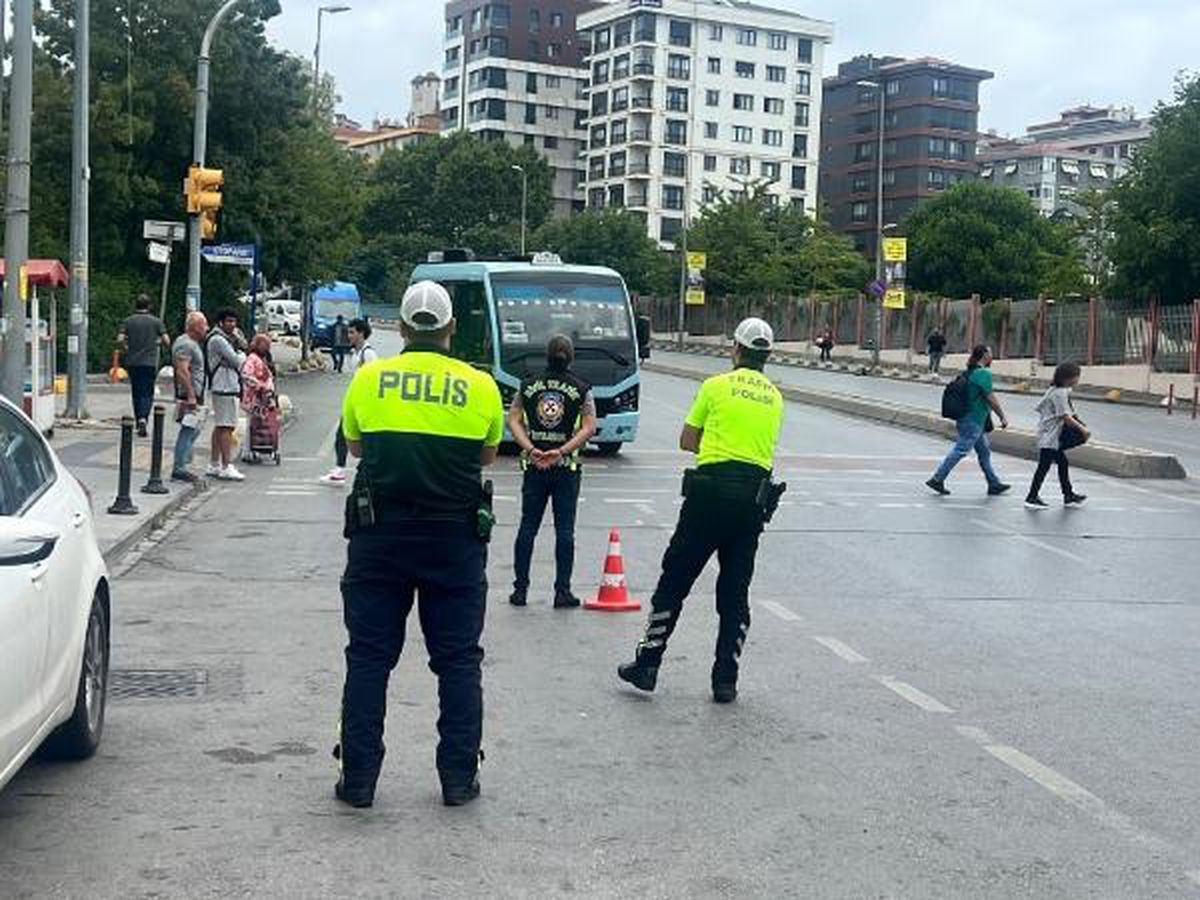 Kadıköy\'de Minibüs Denetimlerinde 3 Şoföre Ceza